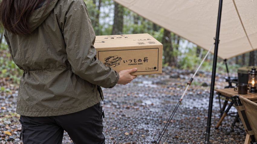 いつもの薪の箱を持ってキャンプサイトへ向かう