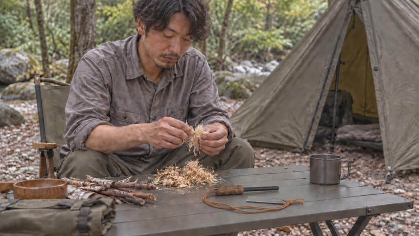 焚き火の火口を整える様子